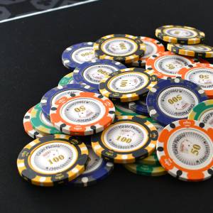 Maleta de 100 fichas de póker "CROWN" - versión TORNEO - en compuesto de arcilla de 14 g - con accesorios.