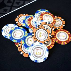 Maletín de 100 fichas de póker "CROWN" - versión CASH GAME - de arcilla compuesta de 14 g - con accesorios.