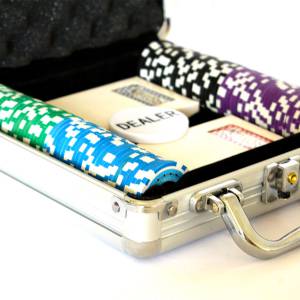 Walizka z 100 żetonami pokerowymi "ULTIMATE POKER CHIPS" - wersja TURNIEJOWA - z wkładką metalową ABS o wadze 12 g - z akcesoria