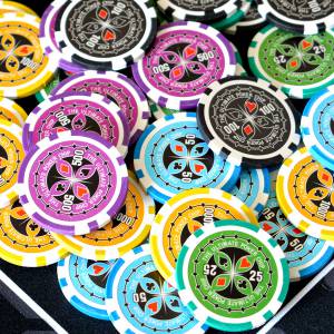 Walizka z 100 żetonami pokerowymi "ULTIMATE POKER CHIPS" - wersja TURNIEJOWA - z wkładką metalową ABS o wadze 12 g - z akcesoria