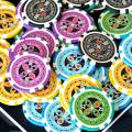 Walizka z 100 żetonami pokerowymi "ULTIMATE POKER CHIPS" - wersja TURNIEJOWA - z wkładką metalową ABS o wadze 12 g - z akcesoria