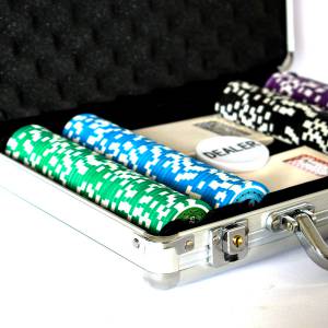 Maletín de 200 fichas de póker "ULTIMATE POKER CHIPS" - versión TORNEO - en ABS con inserciones metálicas de 12 g - con accesori