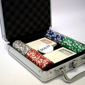 "ULTIMATE POKER CHIPS" is a poker chip set of 100 chips with a CASH GAME version. It is made of ABS material with a metallic 12g