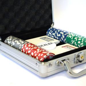 Pokersatz mit 100 "YING YANG" Pokerchips - CASH GAME Version - aus ABS mit einem Metalleinsatz mit einem Gewicht von 12 g - inkl