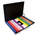 Esto es mi traducción al español:Estuche de 1000 fichas de póker "SUITED COLOR" - de ABS con inserto metálico de 12 g - con ac