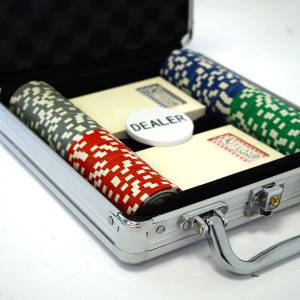 Pokerkoffer mit 100 "WELCOME LAS VEGAS" Pokerchips - Version CASH GAME - aus ABS mit 12 g Metalleinlage - inklusive Zubehör.