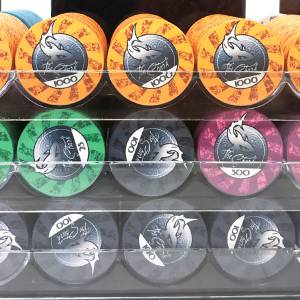 Jaula de pájaros de 600 fichas de póker "THE SHARK" de cerámica de 10 g EXCLUSIVIDAD DE PRODUCCIÓN DE CARTAS.