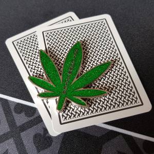Card-Guard "POT LEAF SHAPE" - en métal– 50mm de diamètre

Traducción al español: Card-Guard "FORMA DE HOJA DE CANNABIS" - de met