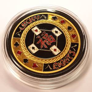 Ochroniarz kart "LUCKY 8" - 40 mm - w swojej osłonie z pleksiglasu.