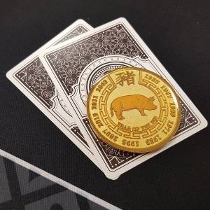 Kartenschutz "GOLDEN COCHON" - 2 verschiedene Seiten - 50mm - aus Messing