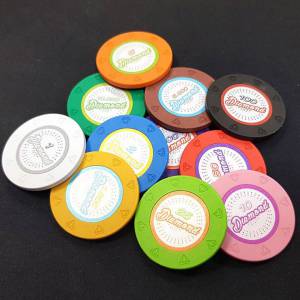 Maletín de 500 fichas de póker "DIAMOND" - versión TORNEO - de arcilla compuesta de 14 g - con accesorios.