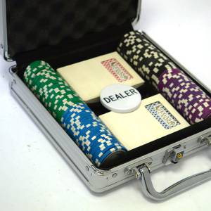 Mallette de 100 jetons de poker "ROYAL FLUSH" - version TOURNOI - en ABS insert métallique 12 g - avec accessoires