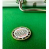 Przycisk krupiera "NA PRZYCISKU KRUPIERA" z mosiądzu - 43mm