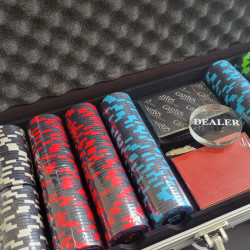Pokerset med 500 marker "KILLER SHARK" - cash game-version - i lera-sammansatt material på 14 g - med tillbehör.