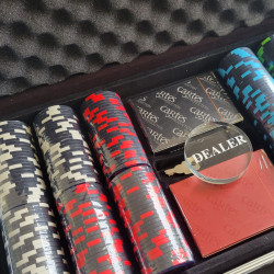 Pokerset med 300 marker "KILLER SHARK" - turneringsversion - i Clay composite 14 g - med tillbehör